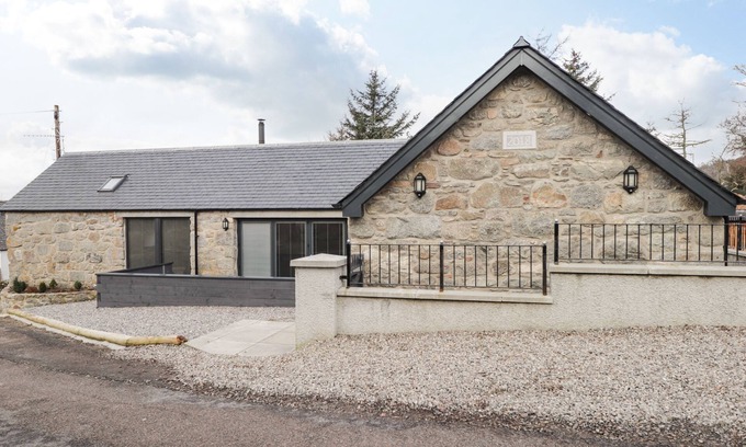 Rogart Cottage | THE STEADING, family friendly, character holiday cottage in Rogart