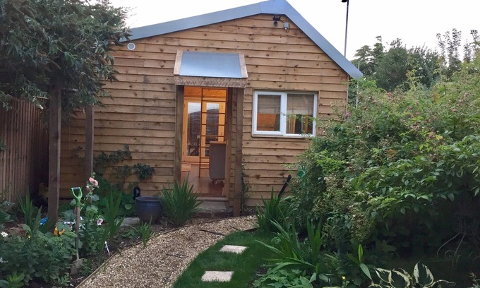 Basingstoke Cottage | The Studio a lovely tiny house retreat in the centre of Basingstoke