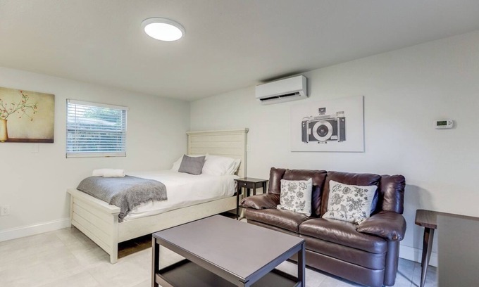 River Oaks House | The Studio in The Oaks near the cruise & airport - By Avi