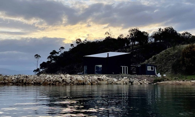 Sorell Council Apartment | The Studio - Seclusion by the water with your own private beach.