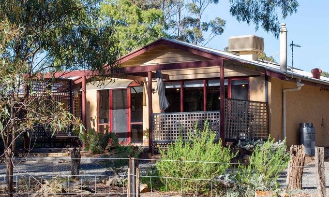 Axe Creek Apartment | The Studio under the gum tree.
