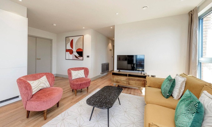 Tottenham Hale Apartment | The Stylish Nest - Two Bedroom Apartment, Sleeps 4