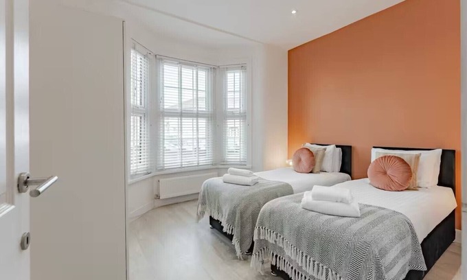 Leyton Apartment | The Stylish Shamrock City Escape | Garden | 10 minutes from Westfield Stratford