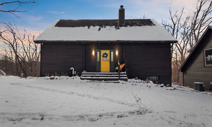 Milford House | The Sunshine House ☀️ w/Sauna & 5 min. from downtown Milford + Kensington Park.