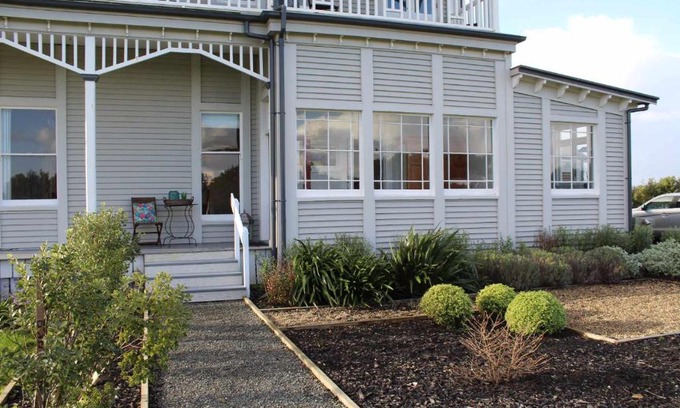 Clarks Beach Apartment | The Suite - Huntly House