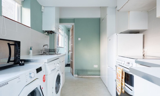 Summertown House | The Summertown Retreat - Colourful 5BDR Victorian Home with Garden