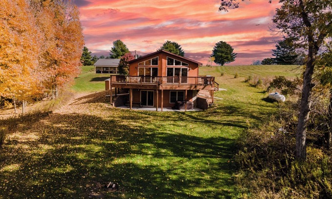 Ferryville Cabin | The Sun Set River View, Luxury, private, amazing views of River with Hot Tub
