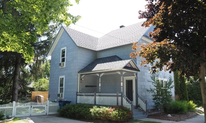 Frankfort House | The Sundowner - Gorgeous Victorian Home Just 1 Block from Beach and Downtown!