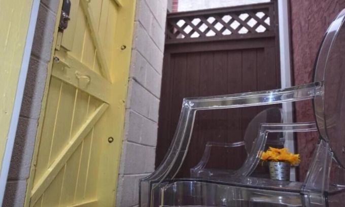 Southwark Bed & Breakfast | The Sunflower Suite Queen Village