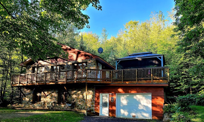 Sainte-Ann-des-Lacs House | The Sunny Terrace with spa