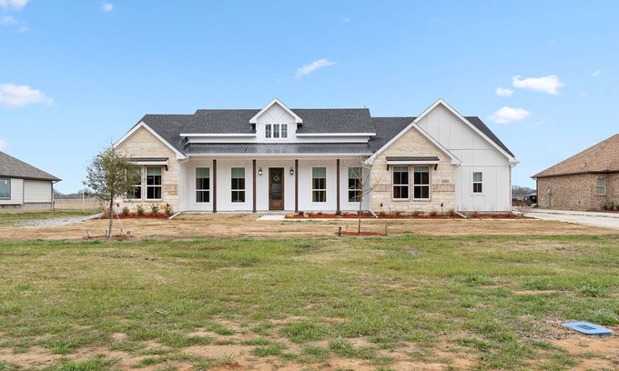 Elmo House | { The Sunrise Acre } 3 King Beds, Family Amenities
