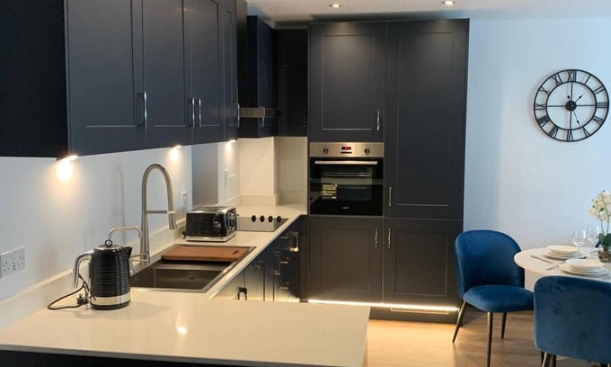 Harlow Apartment | The Sunrise Den-Lovely 2 bedroom apartment/Parking