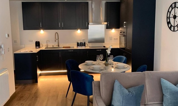 Harlow Apartment | The Sunrise Den-Lovely 2 bedroom apartment/Parking