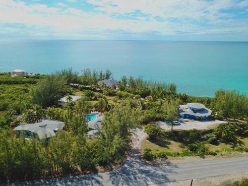 Rainbow Bay Hotel | The Sunset Cove and Rainbow Room