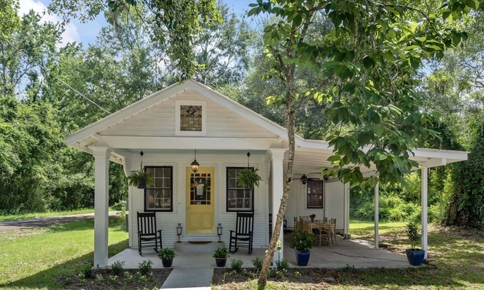 Lacombe Cottage | The Sunshine Cottage has all the comforts you need and is Kid & Pet Friendly!