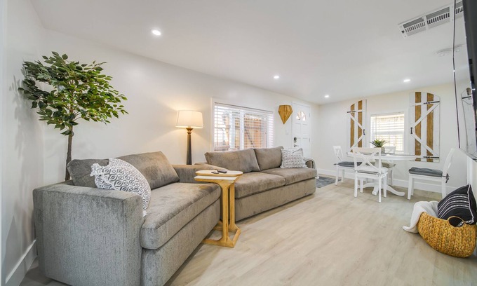 Los Cerritos House | The Sunshine Farmhouse in Old Roseville!