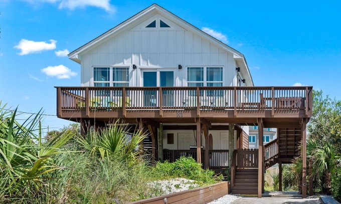 Villa Primera House | 🏖️ The Surf Shack | Gulf Views + 30 Steps to Beach | Budget + Pet-Friendly 🐾