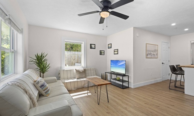 River District Apartment | The Surf Suite | Dog | Near AMI | Near IMG | Patio | TV