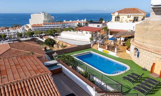 San Eugenio House | THE SURF VILLA | 32ft pool | Jacuzzi | Pool table