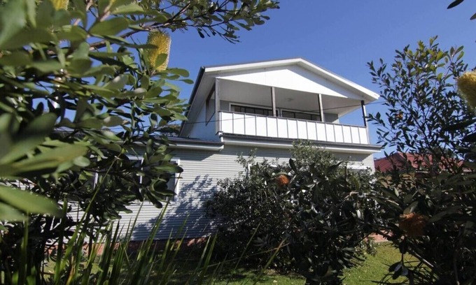 Cudmirrah House | The Swan House - Beautiful big five bedroom beach house. Fire pit, pet friendly!