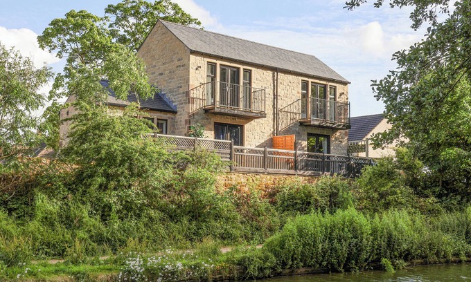 Eshton Cottage | THE SWANS NEST LOCK VIEW, pet friendly, with hot tub in Gargrave