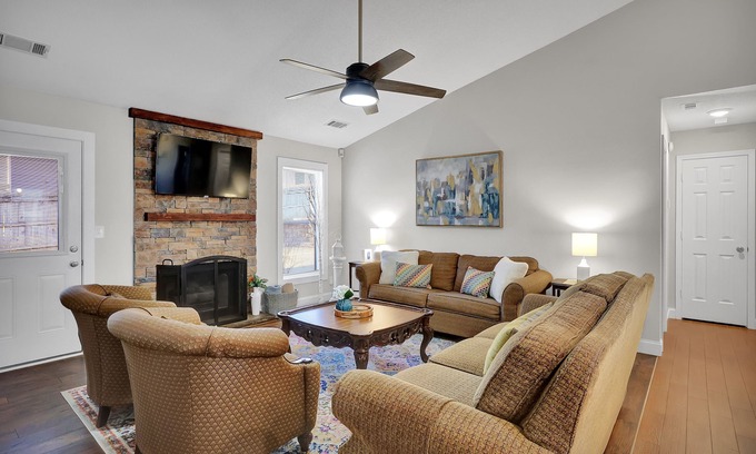 Sugar Hill House | The Sweet Home! Minutes from Mall of GA and Suwannee!