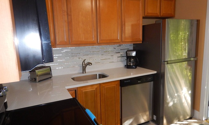 North Central Hollywood Apartment | The T-R-O-P-I-C of HOLLYWOOD