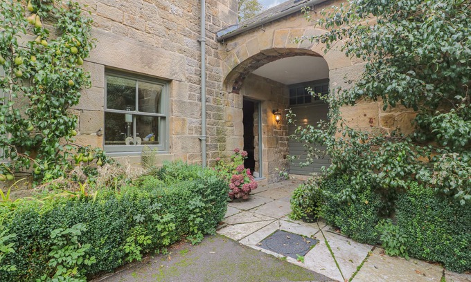 Kelstedge Cottage | THE TACK ROOM COTTAGE, pet friendly, with a garden in Ashover