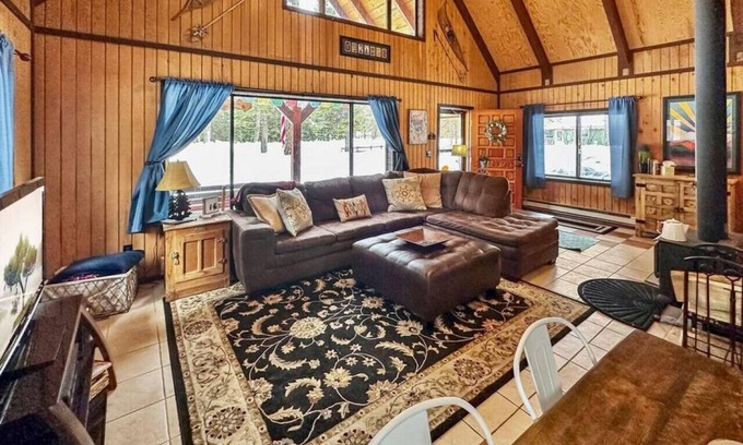Wagon Wheel Apartment | The Takeout Cottage .