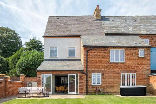 Kelmarsh House | The Talbot - Exclusive Home with Hot Tub