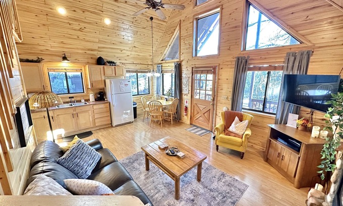 Heber Cabin | The Tamarack | Spa, Updated Décor, Pet Friendly!