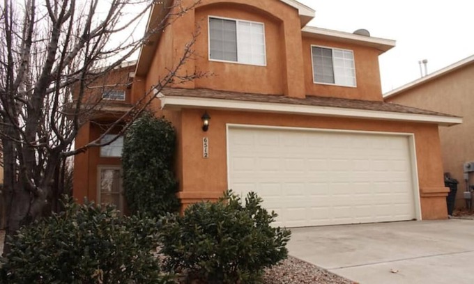 S.r. Marmon House | The Tauton House/HUGE MASTER BEDROOM