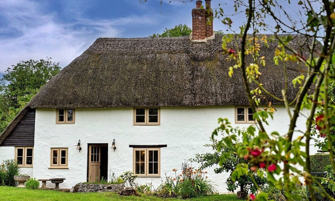 Blandford Forum Cottage | The Thatch at Winterborne Houghton