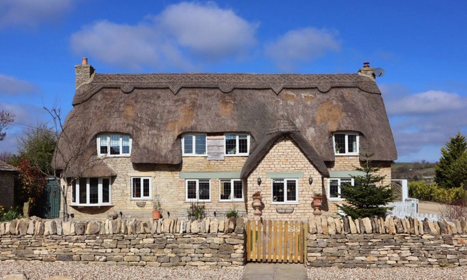 Gotherington Cottage | The Thatch House - sleeps 8 guests in 4 bedrooms