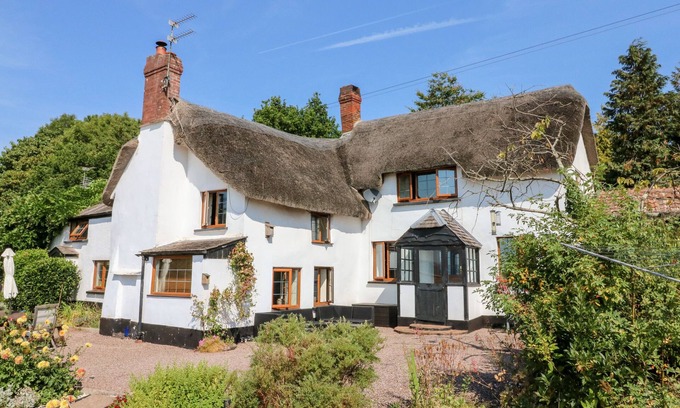Crediton Cottage | THE THATCHED COTTAGE, pet friendly, with hot tub in Crediton