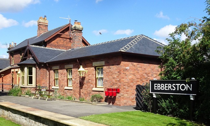 Allerston Cottage | THE TICKET OFFICE ALLERSTON, romantic in Thornton-Le-Dale