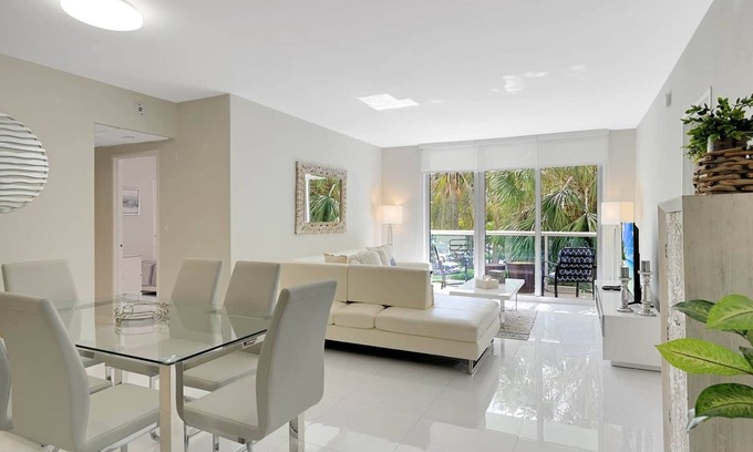 Hollywood South Central Beach Apartment | THE TIDES - 2nd Floor (V) - 2 bedrooms