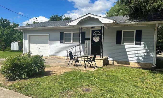 Harrisburg House | The Tinley House. Close to hiking, hunting. Bike trail and hospital, shopping