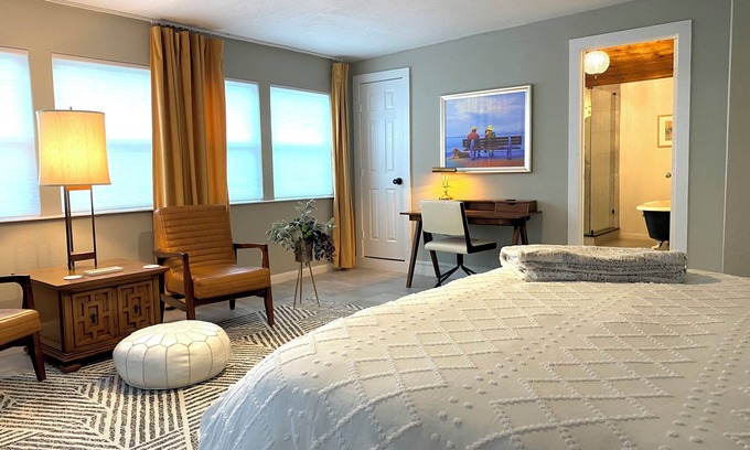 Tomball House | The Tomball House: 2bed 2bath steps away from coffee, dining, and shopping