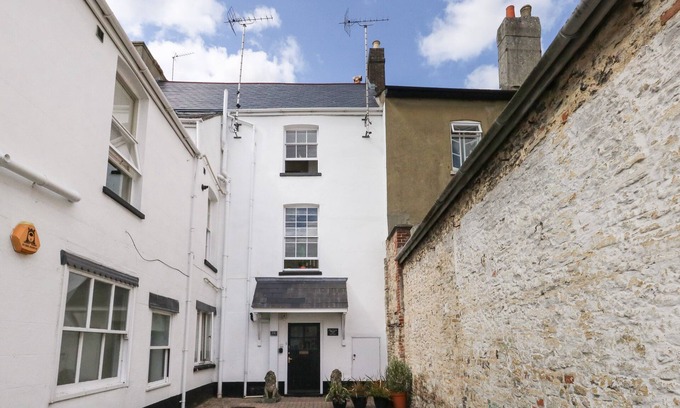 Dorchester House | THE TOWN HOUSE, pet friendly, character holiday cottage in Dorchester