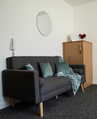 Old Trafford Apartment | The Trafford Luxe , Garage Parking, Self Check-in Anytime - Perfect for Late Arrivals, Ultra- Fast Wi-Fi, 5 mins to Old Trafford Stadium
