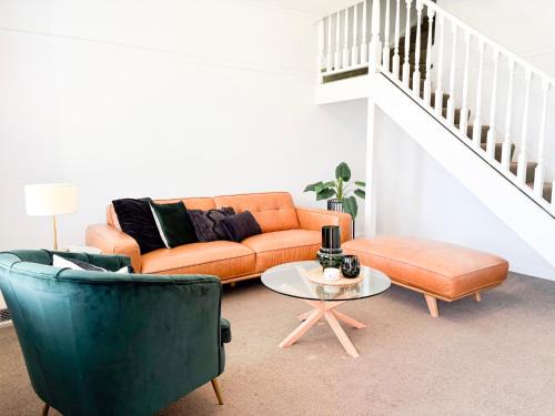 Wagga Wagga House | The Travers Townhouse - Central Comfort