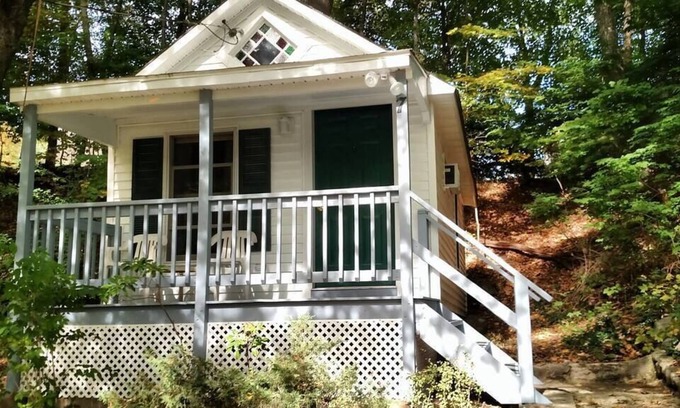 East Lyme House | The Tree House (Cottage 7)