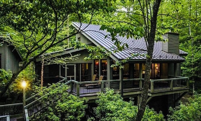 Victor House | The Tree House in the heart of the New River Gorge National Park