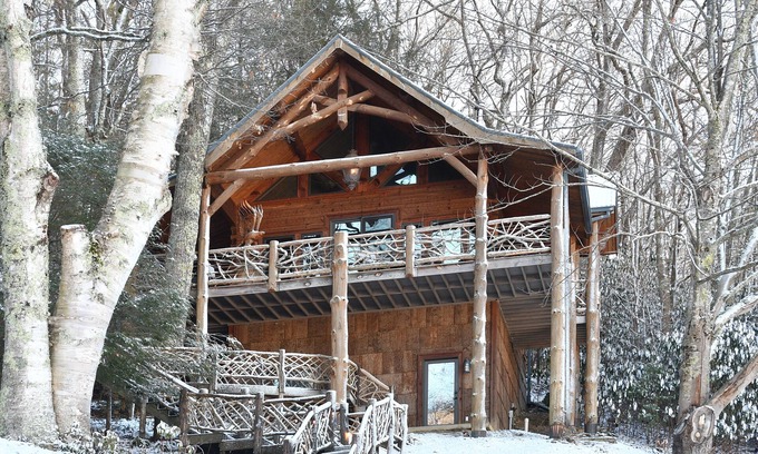 Banner Elk Cabin | The Treehouse Banner Elk-minutes from Beech & Sugar skiing!