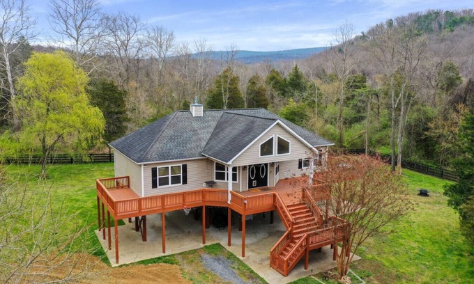 Front Royal House | The Treehouse - Hot Tub- River Access