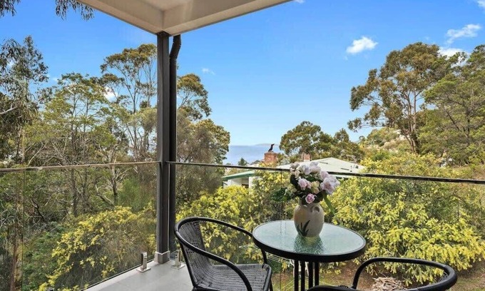 Taroona Apartment | "The Treetops Nest" self contained apartment.
