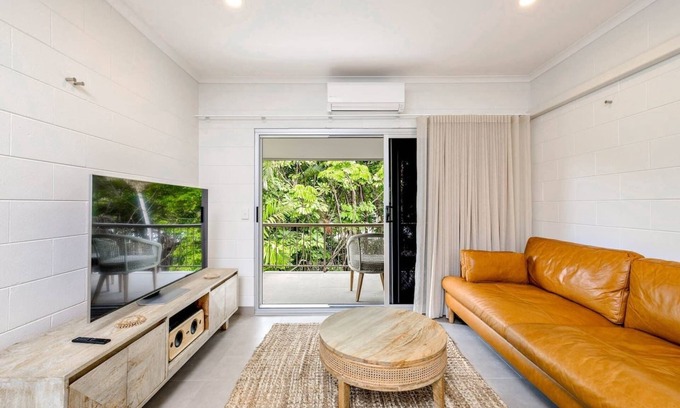 Trinity Beach Apartment | The Tropical Trinity A Breezy Beachside Getaway