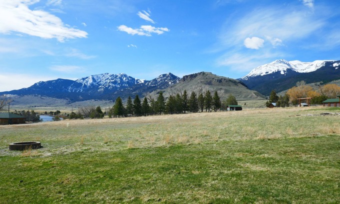 Gardiner Cabin | THE TROUT HAVEN/MOUNTAIN VIEW at Yellowstone