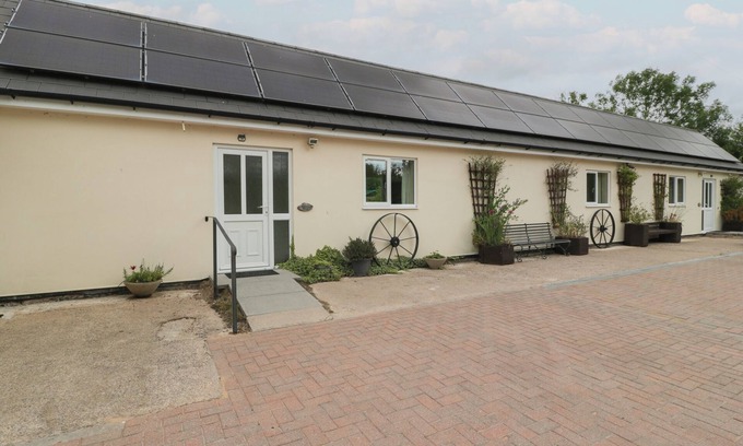 Moreton Cottage | THE TURBLES - SWALLOWS NEST, pet friendly, with a garden in Welland